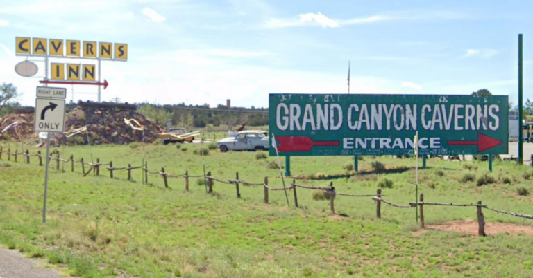 Entrance sign to the grand canyon caverns inn